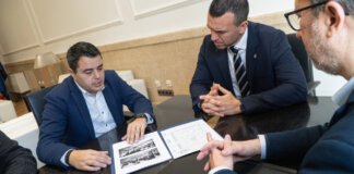 La Diputación de Valencia estudiará la financiación de la reforma integral de la plaza España de Rocafort Representantes del Ayuntamiento y Diputación discuten la reforma de la plaza España en Rocafort.t