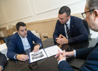 La Diputación de Valencia estudiará la financiación de la reforma integral de la plaza España de Rocafort Representantes del Ayuntamiento y Diputación discuten la reforma de la plaza España en Rocafort.t