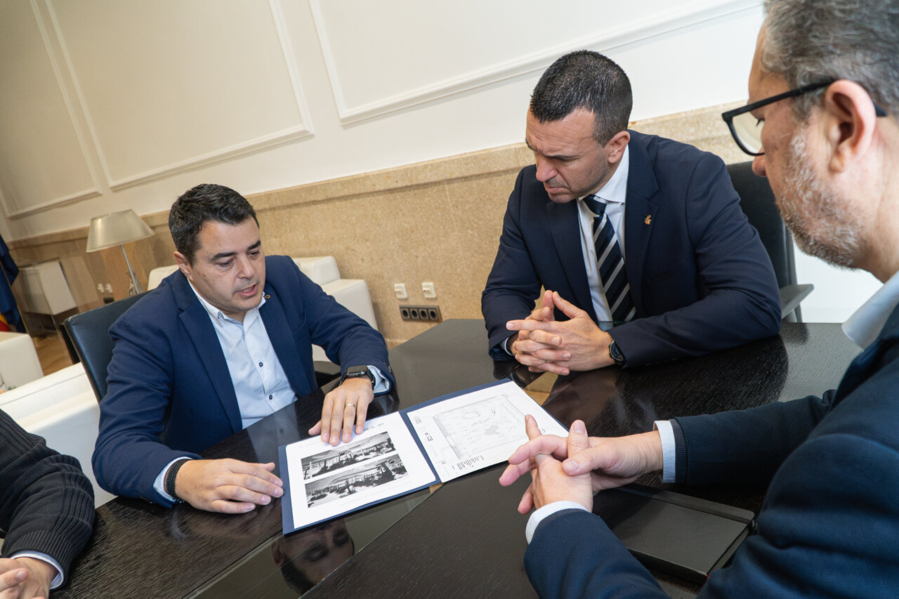 Representantes del Ayuntamiento y Diputación discuten la reforma de la plaza España en Rocafort.t