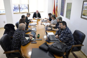 Reunión del Ayuntamiento de Paiporta sobre la reconstrucción de infraestructuras hidráulicas.