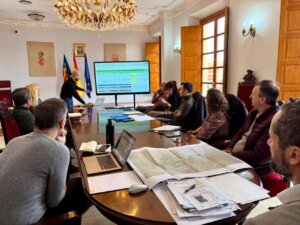 Reunión de representantes municipales para coordinar acciones tras la DANA