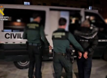 Agentes de la Guardia Civil arrestando a un sospechoso en Valencia