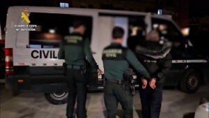 Agentes de la Guardia Civil arrestando a un sospechoso en Valencia