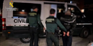 Agentes de la Guardia Civil arrestando a un sospechoso en Valencia
