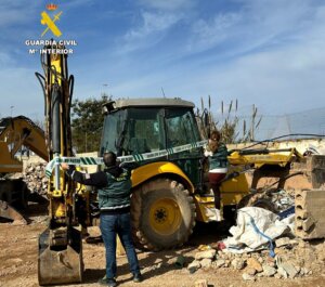 Agentes de la Guardia Civil investigan una retroexcavadora robada en Picassent.