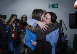 Rosa Álvarez y Mariló Gradolí se abrazan en un evento emocional.