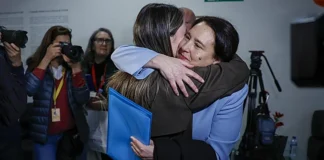 Rosa Álvarez y Mariló Gradolí se abrazan en un evento emocional.