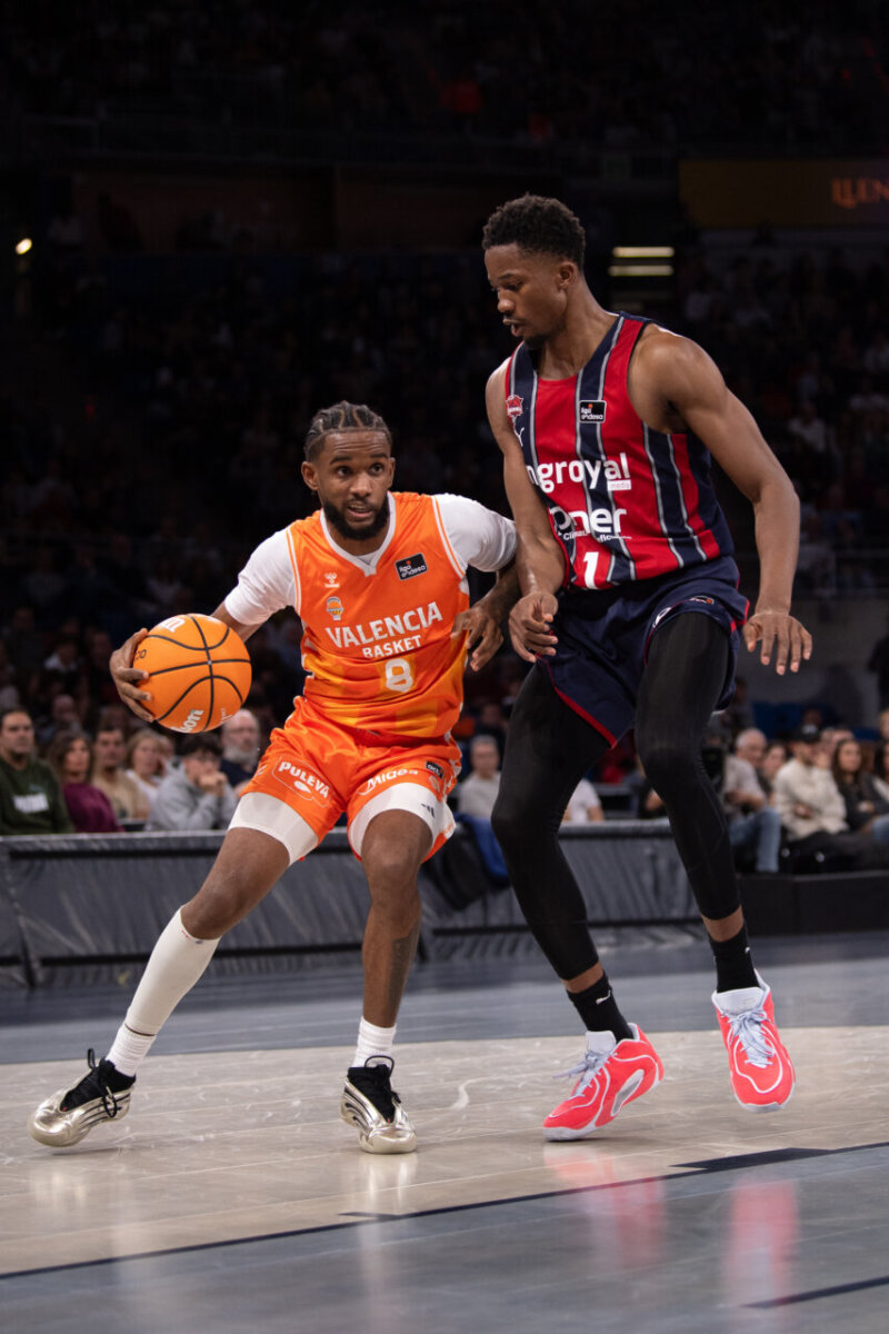 Jugador del Valencia Basket driblando durante un partido de Euroliga