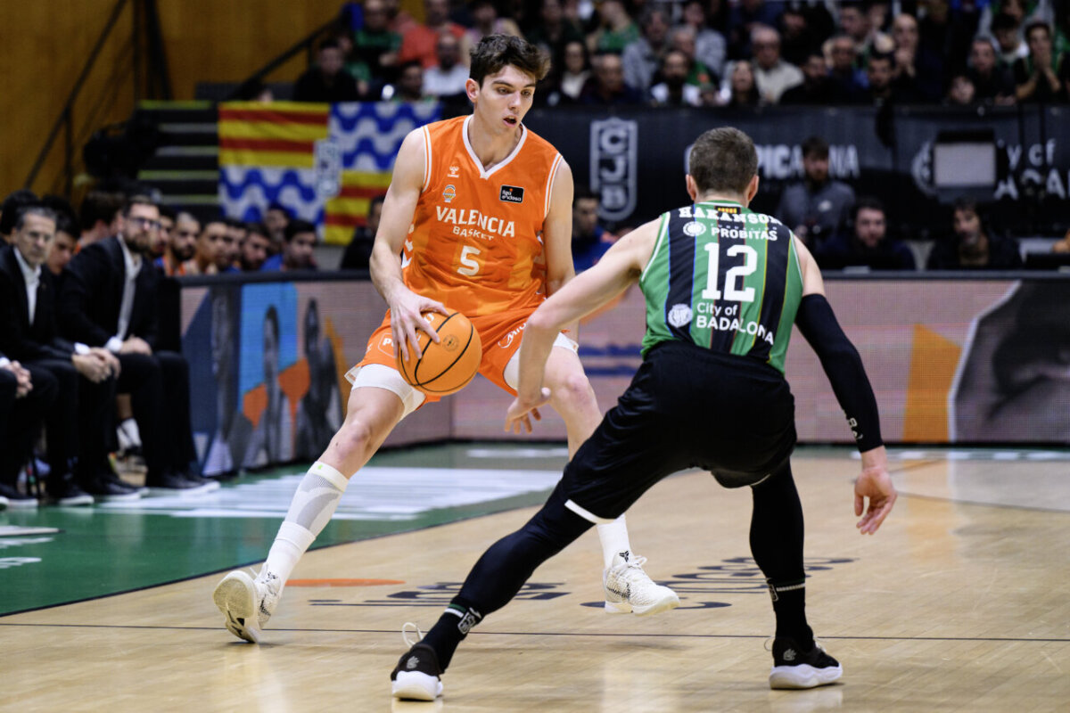 Jugador del Valencia Basket driblando en un partido contra el Joventut