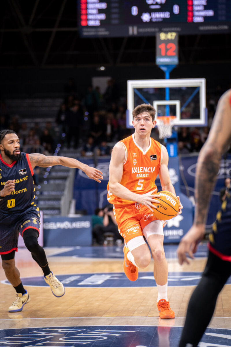 Jugador de Valencia Basket con balón durante el partido contra MoraBanc Andorra