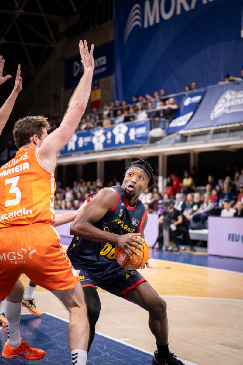 Jugador de baloncesto de Valencia Basket en acción durante un partido contra MoraBanc Andorra