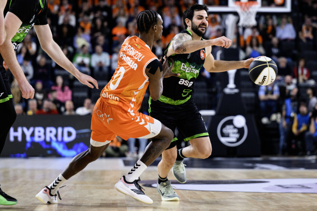 Jugadores de baloncesto compiten en un partido del Valencia Basket