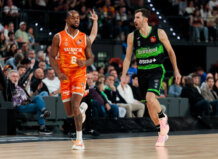 Jugadores de Valencia Basket y Joventut en un emocionante partido de baloncesto