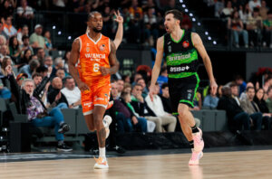 Jugadores de Valencia Basket y Joventut en un emocionante partido de baloncesto