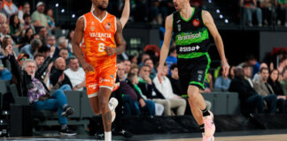 Jugadores de Valencia Basket y Joventut en un emocionante partido de baloncesto