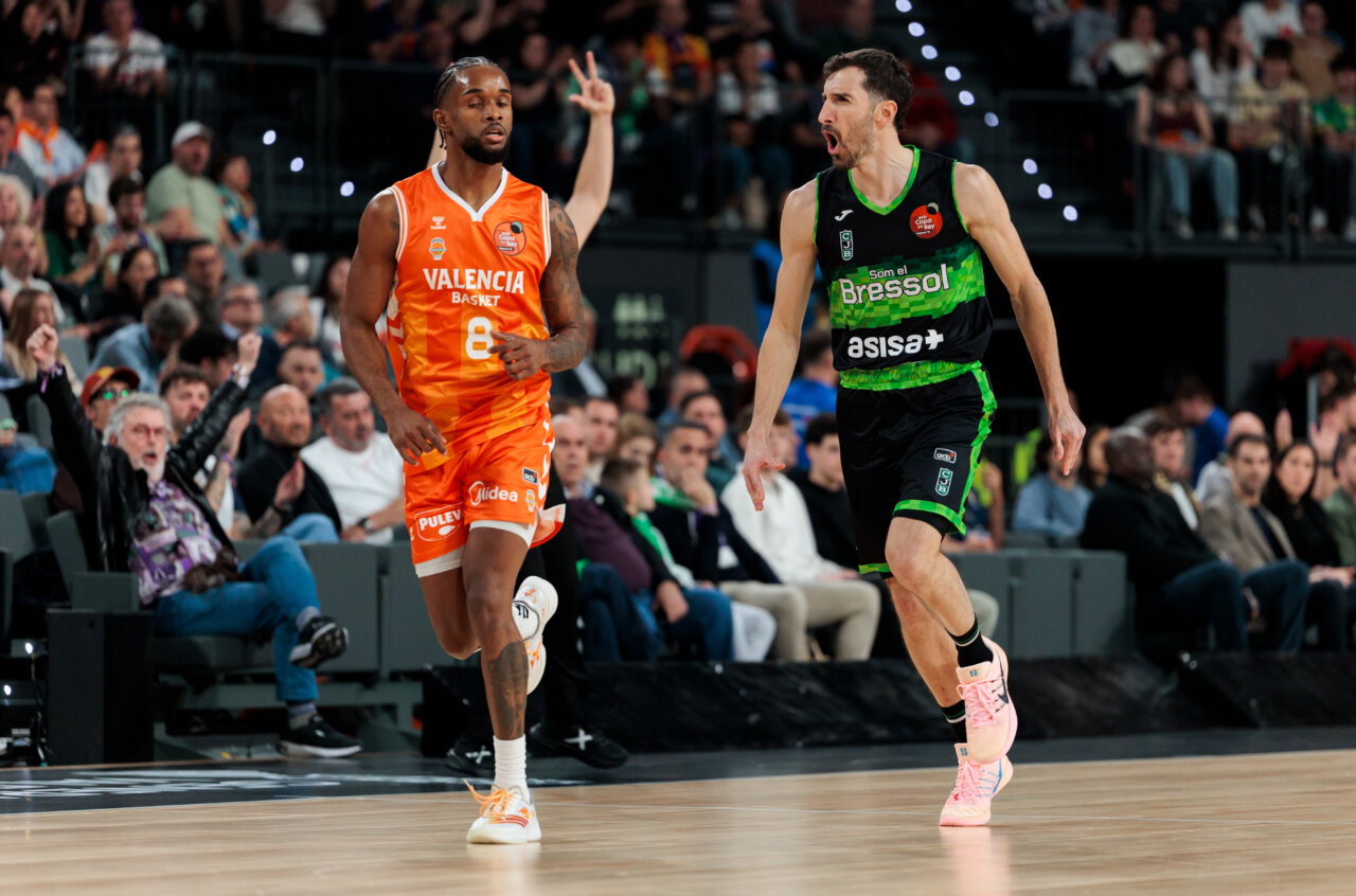 Jugadores de Valencia Basket y Joventut en un emocionante partido de baloncesto