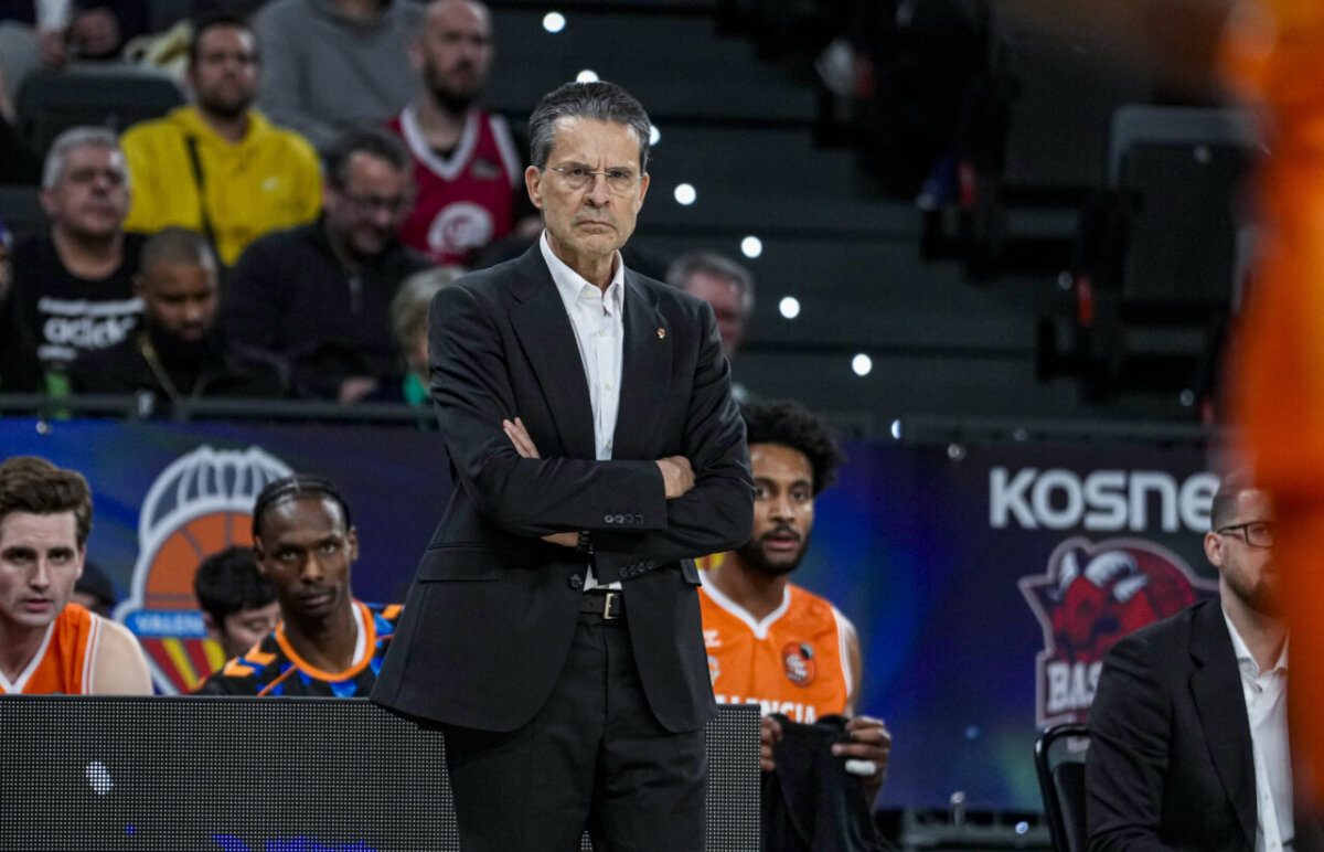 Entrenador del Valencia Basket en un partido de baloncesto