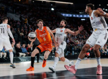 Jugador del Valencia Basket en acción durante un partido emocionante contra el Real Madrid