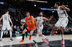 Jugador del Valencia Basket en acción durante un partido emocionante contra el Real Madrid