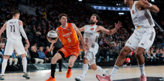 Valencia Basket firma una obra épica… y la pierde en 16 segundos fatales Jugador del Valencia Basket en acción durante un partido emocionante contra el Real Madrid