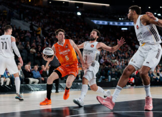 Jugador del Valencia Basket en acción durante un partido emocionante contra el Real Madrid