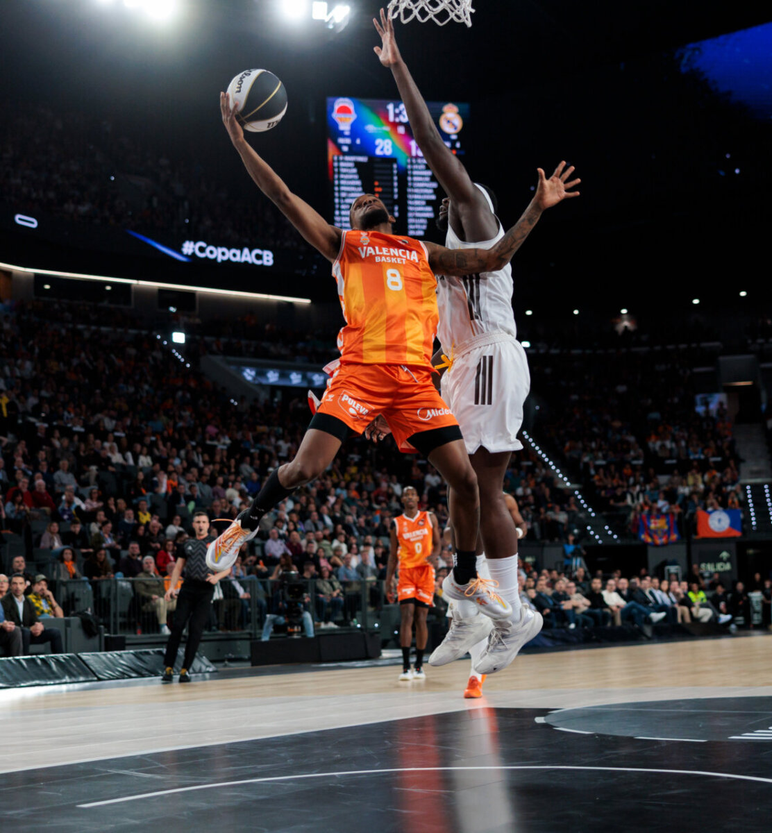 Jugador de Valencia Basket en acción durante la semifinal de la Copa del Rey