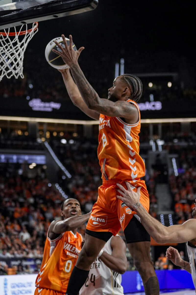 Jugador de Valencia Basket realizando una jugada durante la semifinal