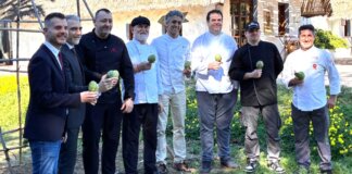 Grupo de chefs sosteniendo alcachofas en El Puig de Santa María