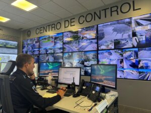 Sala de control de la policía local con pantallas de vigilancia
