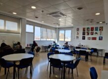 Interior de la sala de estudios en Alboraya con mesas y estudiantes