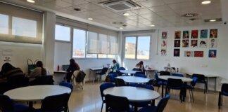 Interior de la sala de estudios en Alboraya con mesas y estudiantes