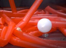 Sala L’Horta acoge el estreno de ‘Una cosa lleugera’, una hipnótica pieza de danza y objetos inflables