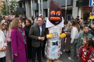 Celebración de Sant Blai con personas y un personaje disfrazado en Torrent
