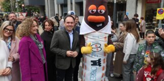 Celebración de Sant Blai con personas y un personaje disfrazado en Torrent