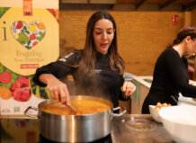 España se consagra como la despensa de Europa con un récord de 19.500 millones de euros en exportaciones agrícolas Chef cocinando en un evento sobre frutas y verduras de Europa