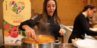 Chef cocinando en un evento sobre frutas y verduras de Europa