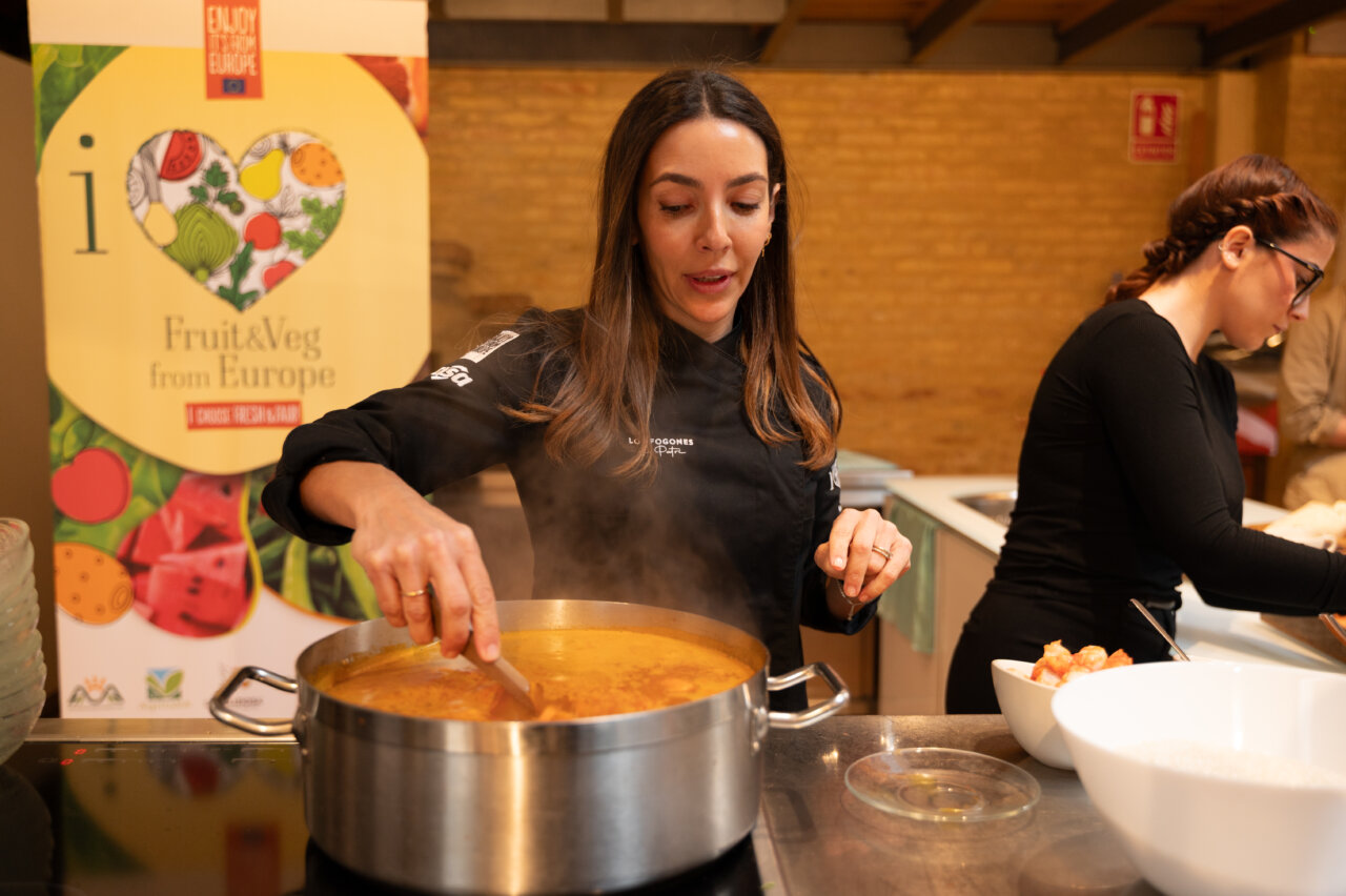 Chef cocinando en un evento sobre frutas y verduras de Europa