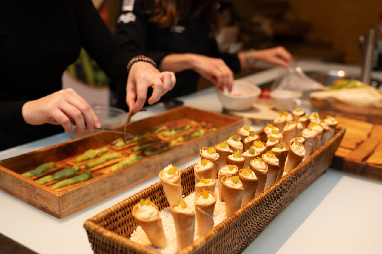Preparación de aperitivos creativos en un showcooking de alta cocina