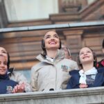 Grupo de personas sonriendo en un evento al aire libre
