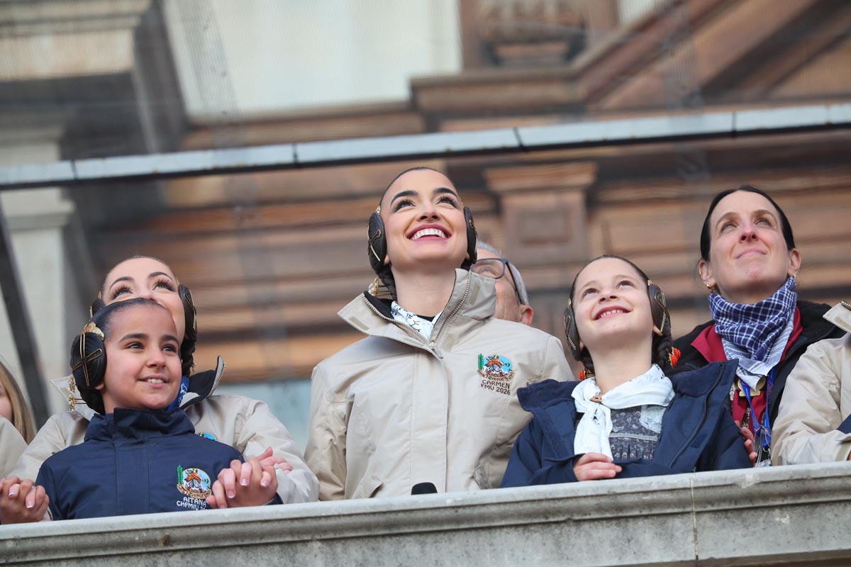 Grupo de personas sonriendo en un evento al aire libre