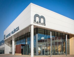Fachada del Tanatorio Mémora en Valencia, edificio moderno y luminoso.