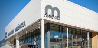 Valencia despide a Fernando Esteso en la capilla ardiente que se instalará mañana en el Tanatorio Mémora Fachada del Tanatorio Mémora en Valencia, edificio moderno y luminoso.