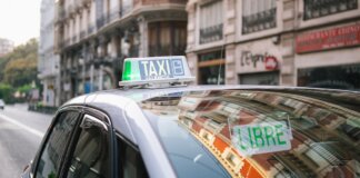 Taxi en Valencia con luz verde de disponibilidad en la azotea