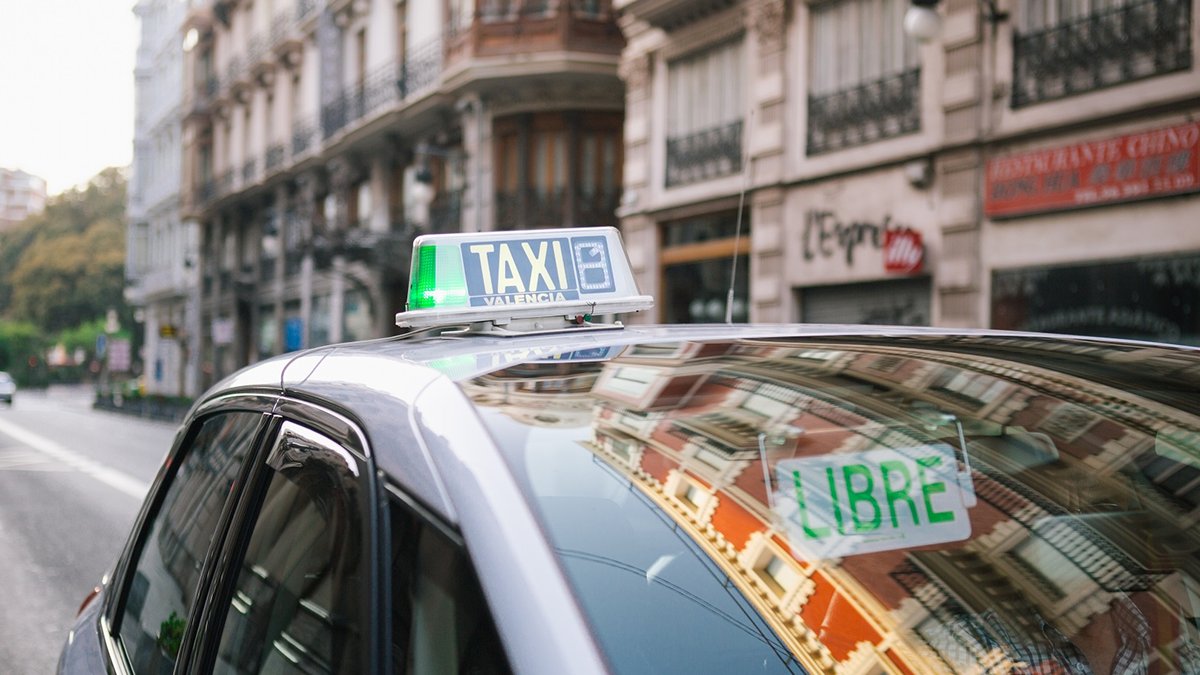 Taxi en Valencia con luz verde de disponibilidad en la azotea