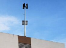Torre de emergencia en un edificio en Manises bajo un cielo azul