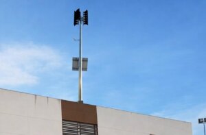 Torre de emergencia en un edificio en Manises bajo un cielo azul