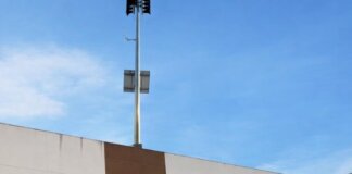 Torre de emergencia en un edificio en Manises bajo un cielo azul