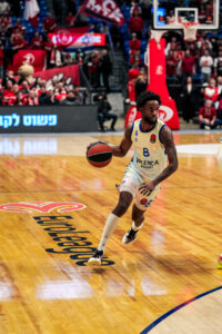 Jugador del Valencia Basket driblando en un partido en Tel Aviv