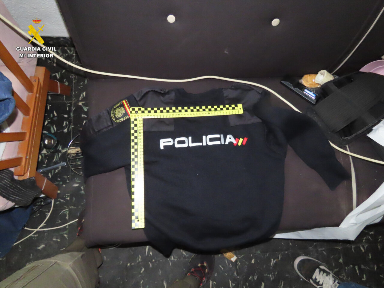 Uniforme de la Guardia Civil con la palabra POLICIA visible