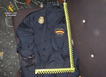 Uniforme de la Policía Nacional con insignia y cinta de medición